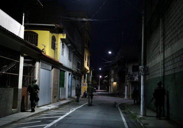 Binh sĩ thay cảnh sát tuần tra ở Vila Velha, Espirito Santo - Ảnh: REUTERS