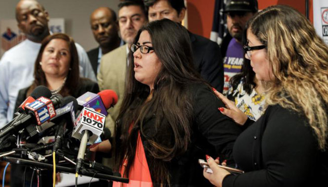 Cô Marlene Mosqueda, 21 tuổi, nói với báo chí việc cha mình, ông Manuel Mosqueda Lopez, bị ICE bắt đi khỏi nhà - Ảnh: Los Angeles Times