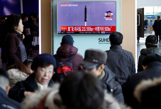 Thông tin về vụ phóng tên lửa của Bình Nhưỡng được phát ở Seoul, Hàn Quốc, ngày 12-2 - Ảnh: Reuters