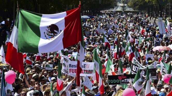 Người dân Mexico đã có cuộc biểu tình quy mô lớn đầu tiên tại 20 thành phố nước này, trong đó có thủ đô Mexico City, để phản đối tân tổng thống Mỹ Donald Trump vì những chính sách bất lợi đối với Mexico - Ảnh: AFP