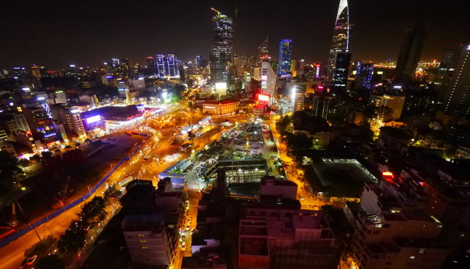 Từ đài ngắm cảnh của tòa nhà Bitexco, bạn sẽ nhìn ngắm thành phố lung linh về đêm - Ảnh: Thuận Thắng