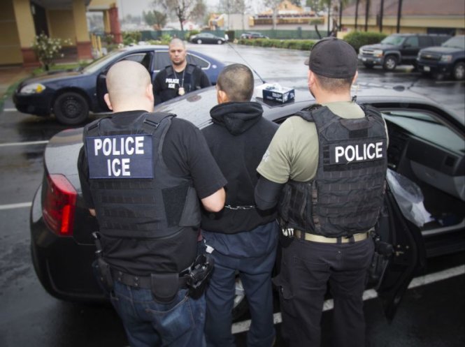 Một người nhập cư bị cảnh sát Mỹ bắt giữ ngày 7-2-2017 tại Los Angeles - Ảnh: Reuters