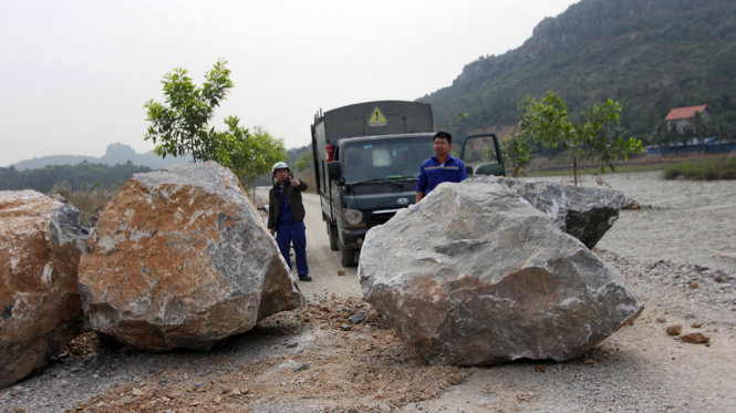 Những tảng đá lớn được công ty xi măng Chinfon sử dụng để án ngữ giữa con đường độc đạo nhằm ngăn xe tải chở rác của công ty Toàn Thắng ra vào - Ảnh: Tiến Thắng