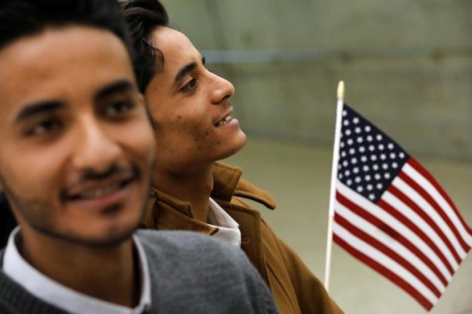 Anh Tareq Aziz (trái) và em trai Ammar Aziz (thứ 2 từ trái sang), những công dân Yemen vốn bị trì hoãn nhập cảnh vào Mỹ vì lệnh cấm gần đây vui mừng vì rốt cuộc đã được đoàn tụ cùng gia đình ở sân bay quốc tế Washington Dulles - Ảnh: REUTERS