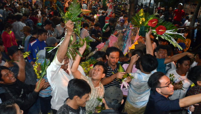 Cũng hàng ngàn người tham gia, năm nào cảnh tranh lộc tại lễ hội Làm chay (Long An) cũng đầy ắp tiếng cười vui vẻ - Ảnh: Sơn Lâm