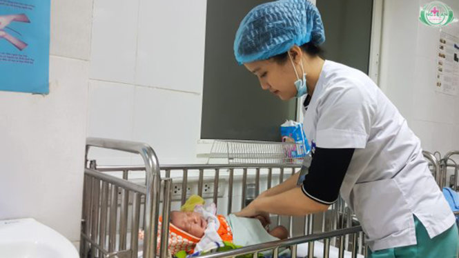 Bé sơ sinh con của sản phụ Hà đang được chăm sóc tại Bệnh viện Hữu nghị Đa khoa Nghệ An - Ảnh: HOÀNG YẾN