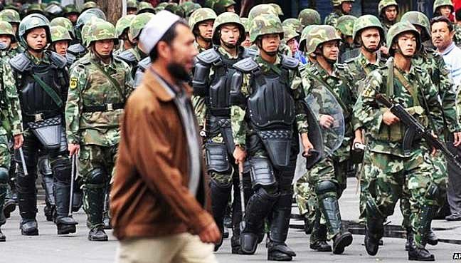 Binh sĩ Trung Quốc triển khai ở khu vực Tân Cương - Ảnh: AFP