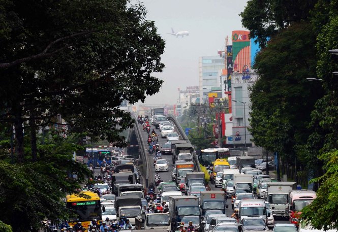 Khu vực cửa ngõ sân bay Tân Sơn Nhất thường xuyên diễn ra tình trạng kẹt xe vào giờ cao điểm - Ảnh: Hữu Khoa