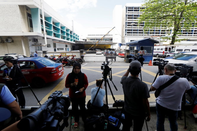 Giới truyền thông vây lấy nhà xác ở Bệnh viện Đa khoa Kuala Lumpur nơi thi thể ông Kim Jong Nam được lưu giữ cho việc giải phẫu thi thể vào ngày 15-2 - Ảnh: Reuters