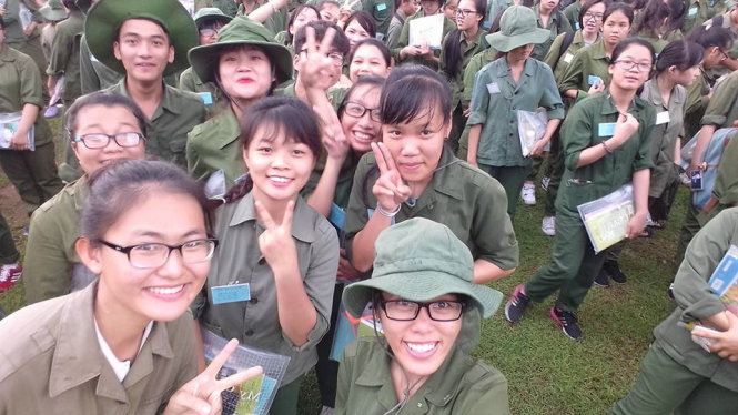 Lê Hải Châu Châu (giơ hai ngón tay, bìa phải) cùng bạn bè trong giờ học quân sự thời đại học - Ảnh: NVCC