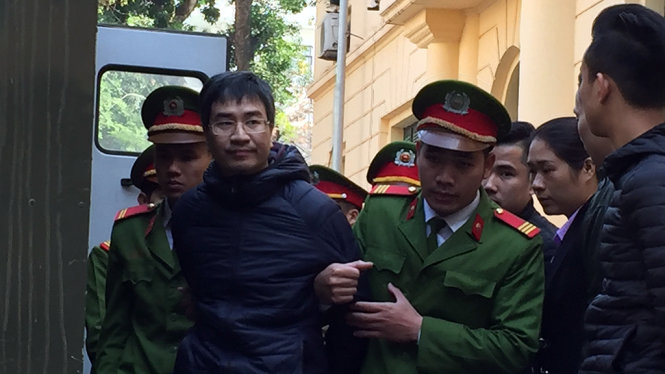 Bị cáo Giang Kim Đạt được đưa đến toà - Ảnh: Thân Hoàng
