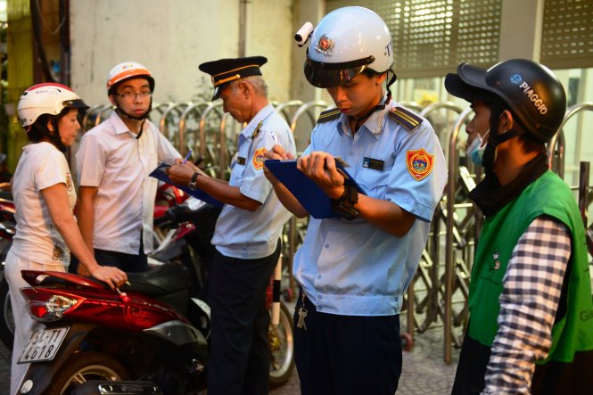 Trong chiều 16-2, lực lượng chức năng phường Bến Nghé đã lập biên bản xử phạt hơn 20 trường hợp chạy xe lên lề - Ảnh: Lê Phan