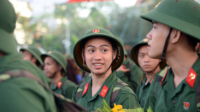 Những tân binh trẻ vui cười lên đường nhập ngũ - Ảnh Tự Trung