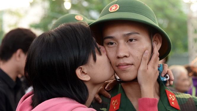 Vợ chồng Tân binh Nguyễn Hồng Sơn và Thùy Linh với nụ hôn trước lúc lên đường - Ảnh Tự Trung