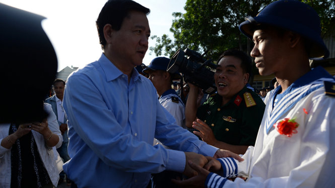 Bí thư Thành ủy TP.HCM Đinh La Thăng thăm hỏi động viên các chiến sĩ trong lễ ra quân - Ảnh: THUẬN THẮNG