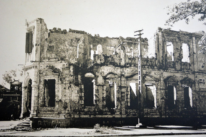 Toà nhà Thương Bạc nơi thu thuế đầu cửa Ô Quan Chưởng (góc Hàng Chiếu), bị bắn phá và trở nên hoang tàn sau trận chiến