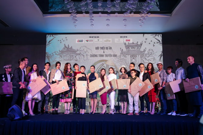 Đông đảo nghệ sĩ tham gia vào dự án cộng đồng Việt Nam tươi đẹp, ra mắt vào chiều 17-2 - Ảnh: Thành Luân