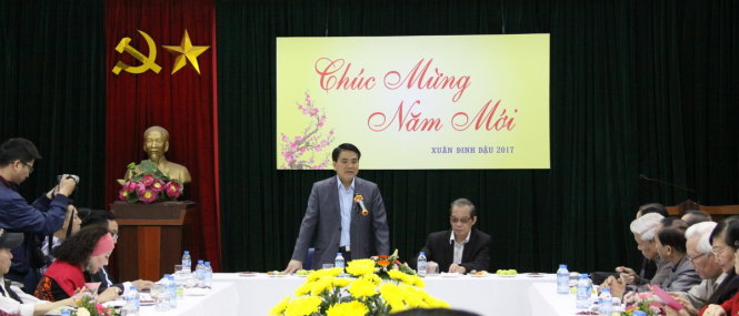 Ông Nguyễn Đức Chung - Chủ tịch UBND Thành phố Hà Nội thông tin nhiều vấn đề về kinh tế- xã hội của Thành phố đến văn nghệ sĩ Thủ đô - Ảnh: Đức Triết