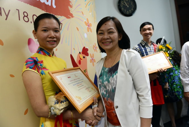 Nhà báo Thu An, Ủy viên Ban biên tập báo Tuổi Trẻ trao phần thưởng cho bạn đọc đạt giải nhất Trần Đặng Ngọc Hữu - Ảnh: DUYÊN PHAN