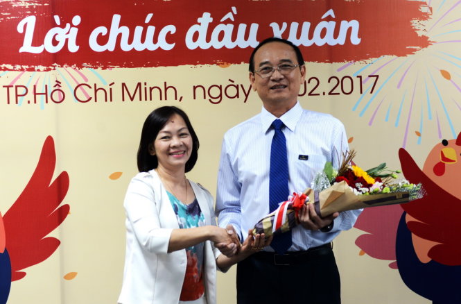Nhà báo Thu An, Ủy viên Ban biên tập báo Tuổi Trẻ trao hoa cảm ơn sự đồng hành của Công ty Cổ phần Tôn Đông Á - Ảnh: DUYÊN PHAN