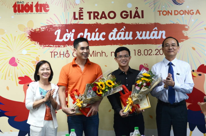 Đặng Thanh Vũ (đeo kính) và Nguyễn Văn Hưng (áo cam) nhận giải hai và ba từ chương trình - Ảnh: DUYÊN PHAN