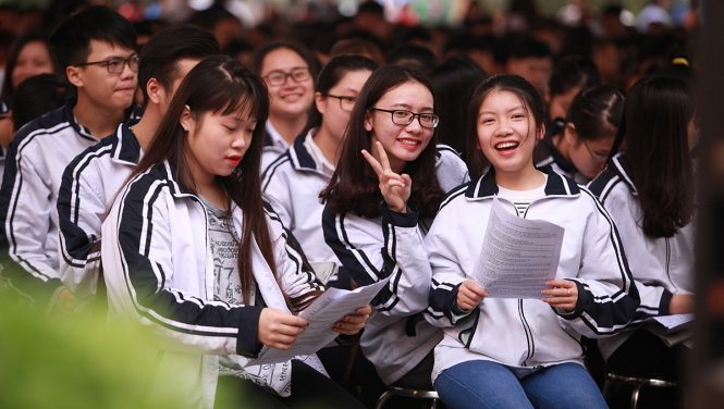 Các bạn học sinh tham gia chương trình tư vấn tại Tuyên Quang - Ảnh: NAM TRẦN