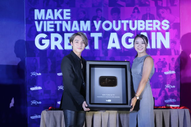 Sơn Tùng M-TP (trái) nhận nút vàng YouTube trong buổi ký hợp tác với METUB chiều 17-2 - Ảnh: PHƯƠNG THÙY