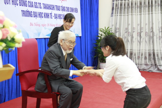 Giáo sư Takahashi trao học bổng cho sinh viên Trương Phương Tuyền (lớp 42K13, ĐH Kinh tế Đà Nẵng) - Ảnh: ĐOÀN CƯỜNG