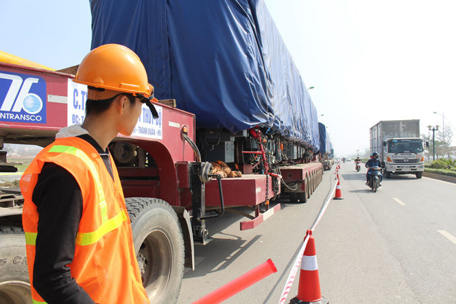 Lực lượng chức năng được huy động phân luồng giao thông và phong tỏa xung quanh lô tàu mới về tới Hà Nội - Ảnh: CHÍ TUỆ​
