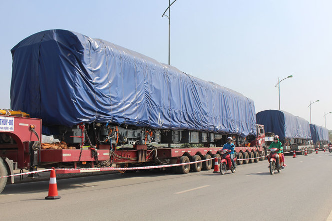 Lô tàu đường sắt Cát Linh - Hà Đông gồm 4 đầu máy được vận chuyển về tới Hà Nội rạng sáng 19-02 - Ảnh: CHÍ TUỆ​