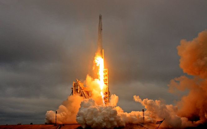 Tên lửa Falcon 9 của hãng SpaceX được phóng từ bệ phóng 39A ở Trung tâm vũ trụ Kennedy tại Cape Canaveral,  bang Florida, Mỹ ngày 19-2-2017 - Ảnh: Reuters