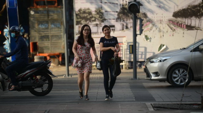 Các bạn trẻ làm việc ở trung tâm TP.HCM có điều kiện để đi bộ đến cơ quan. Trong ảnh: hai bạn trẻ đi bộ
từ điểm gửi xe đến cơ quan trên đường Nguyễn Huệ, Q.1, TP.HCM sáng 18-2 - Ảnh: QUANG ĐỊNH