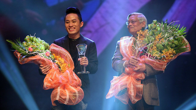 Nhạc sĩ Doãn Nho (phải) và ca sĩ Tùng Dương với giải thưởng Bài hát của năm 2012 dành cho Chiếc khăn piêu tại đêm tổng kết trao giải Bài hát yêu thích - Ảnh:  GIA TIẾN