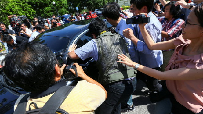Các nhà báo vây quanh xe một quan chức Triều Tiên khi vị này được triệu tới Bộ Ngoại giao Malaysia ngày 20-2 - Ảnh: Reuters