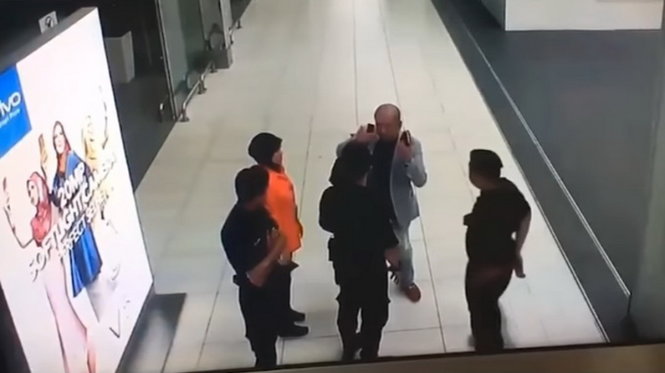 Ông Kim Jong Nam đang báo cảnh sát ở sân bay sau khi bị tấn công. Lúc này ông vẫn còn đi lại được bình thường - Ảnh chụp từ clip