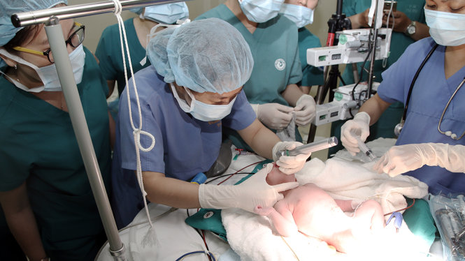 Các bác sĩ chuẩn bị phẫu thuật đặt máy tạo nhịp tim cho bé sơ sinh con chị S. Ảnh: Bệnh viện Từ Dũ cung cấp
Thanh Hà