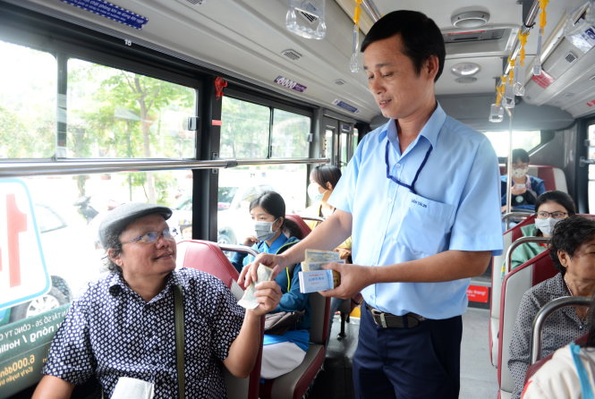Bác sĩ Trương Hữu Khanh chọn đi làm bằng xe buýt để tạo cơ hội đi bộ - Ảnh: Duyên Phan