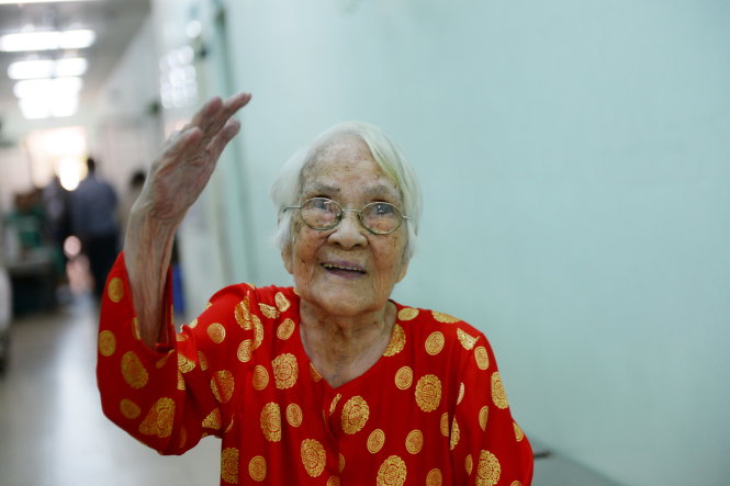 Cụ Nguyễn Thị Thiệp hiện 105 tuổi khỏe mạnh, đi lại được khi đến tái khám ngày 7-2, sau hai năm được phẫu thuật thay khớp háng tại Bệnh viện Nhân dân 115 - Ảnh: Hữu Khoa
