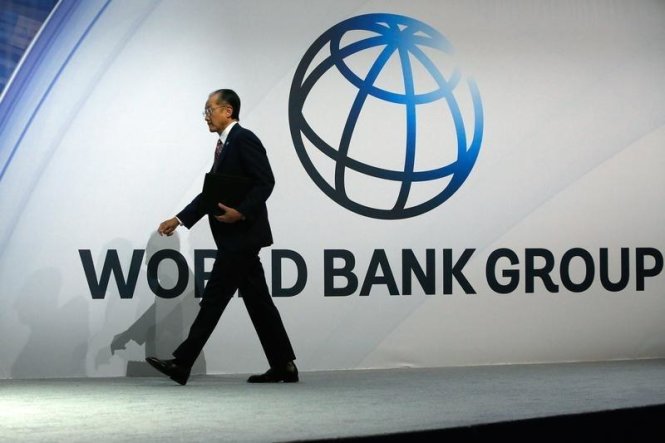 Chủ tịch Ngân hàng Thế giới Jim Yong Kim bước lên diễn đàn tại một hội nghị thường niên của IMF và Worldbank tại Washington (ảnh tư liệu) - Ảnh: Reuters