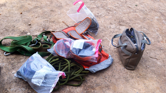 Dây dù và dụng cụ của các nạn nhân được lực lượng cứu nạn tìm thấy tại hiện trường - Ảnh: Lâm Thiên