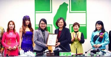 Nhà lãnh đạo Đài Loan Thái Anh Văn (thứ ba từ phải sang) trao giấy chứng nhận là chủ tịch ủy ban nhập cư của Đảng Dân Tiến cho bà Trần Thị Hoàng Phương (thứ ba từ trái sang) tại buổi ra mắt ủy ban này - Ảnh: Taipei Times