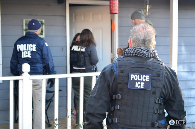 Cảnh sát thuộc Cơ quan Di trú và hải quan Mỹ (ICE) kiểm tra ngôi nhà nghi có người nhập cư bất hợp pháp tại TP Atlanta ngày 9-2 - Ảnh: Reuters