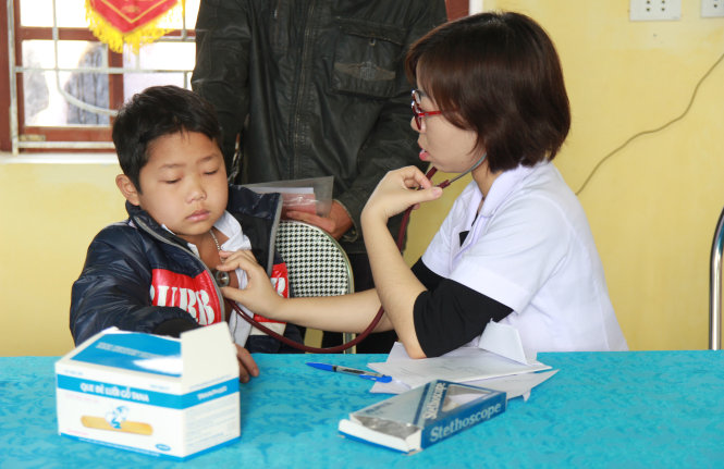 Bác sĩ khám kiểm tra cho một học sinh lớp 6 xã Hạnh Dịch, Quế Phong, Nghệ An - Ảnh: LÀI HỒ