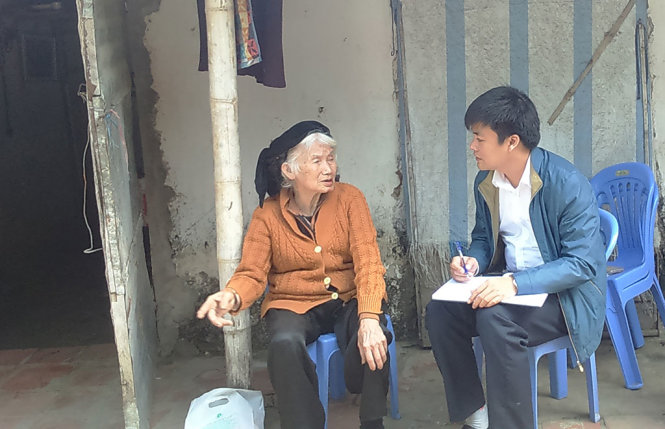 Cụ Lê Thị Tùng (92 tuổi) ở thôn 5, xã Hoằng Khánh, huyện Hoằng Hóa (Thanh Hóa) thuộc hộ nghèo chỉ nhận được 10kg gạo hỗ trợ dịp Tết Đinh Dậu phản ánh vụ việc với phóng viên - Ảnh: HÀ ĐỒNG