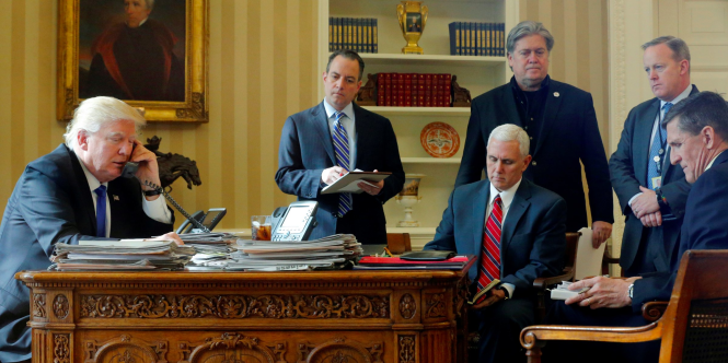 Tổng thống Donald Trump cùng các quan chức giúp việc ông tại Nhà Trắng - Ảnh: Reuters