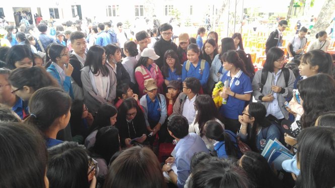 Học sinh vây kín thành viên Ban tư vấn để được trực tiếp giải đáp thắc mắc - Ảnh: Nguyễn Phan