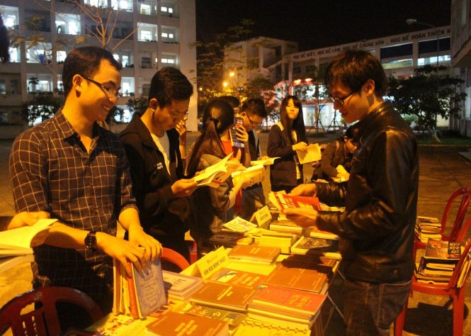Anh Ngôn (bìa phải) chia sẻ những cuốn sách hay cho các bạn sinh viên trong KTX - Ảnh: ĐOÀN NHẠN