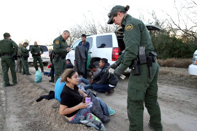 Lực lượng cảnh sát biên giới của Mỹ bắt giữ một nhóm người nhập cư bất hợp pháp đến từ phía Mexico. Những người nhập cư bất hợp pháp hằng ngày vẫn tìm cách vào Mỹ - Ảnh: AFP