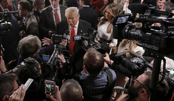 Ông Donald Trump trong lần đối mặt truyền thông ở South Carolina - Ảnh: Reuters