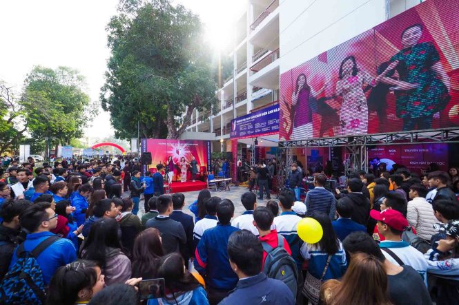 Trường ĐH Sân khấu điện ảnh tổ chức cả một không gian biểu diễn riêng và trình chiếu trực tiếp trên màn hình lớn  - Ảnh: Nguyễn Khánh